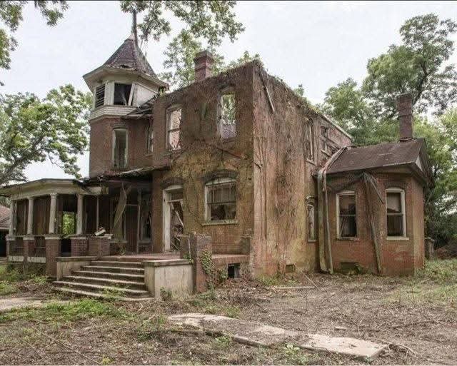 This house was built in 1887 but left in ruins, it was abandoned for many years before a man bought it and now no one can believe WHAT HE MADE OF IT😲. Here’s what it looks like inside.. Look in the comments👇